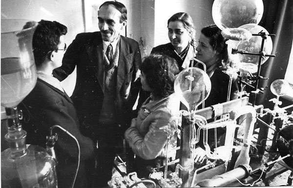 Николай Николаевич Семёнов в лаборатории. Фотография предоставлена музеем МФТИ